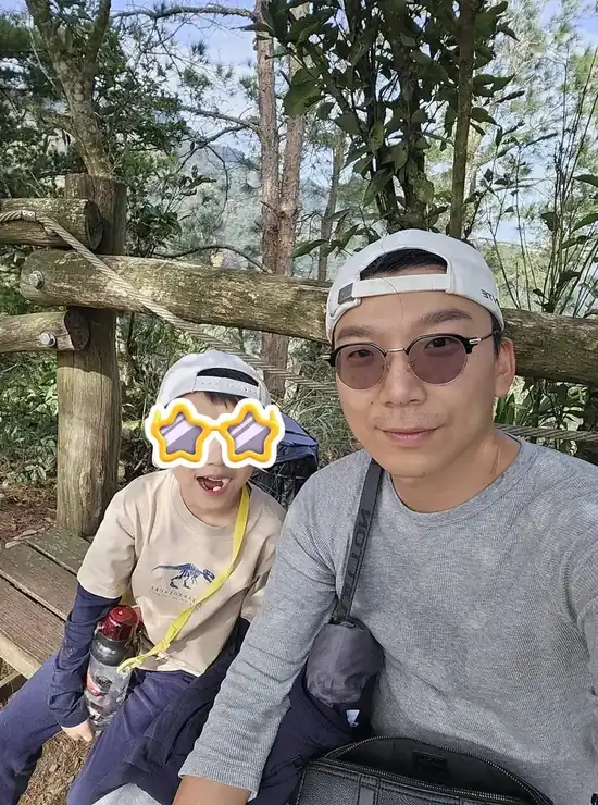 翁維隆與孩子登山